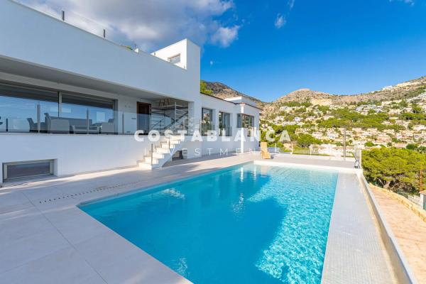 Casa independiente en avenida Principal de la Sierra