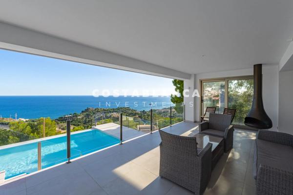 Casa independiente en avenida Principal de la Sierra