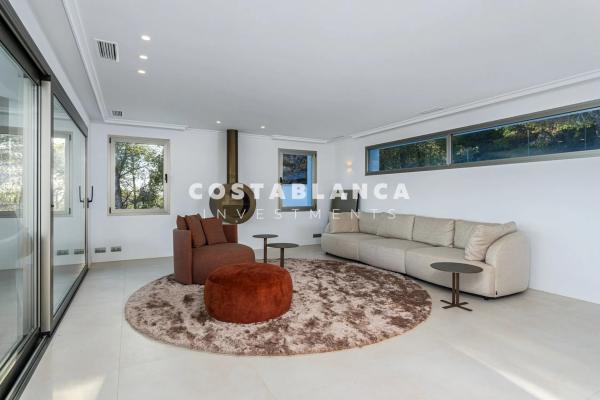 Casa independiente en avenida Principal de la Sierra