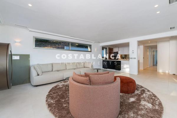 Casa independiente en avenida Principal de la Sierra