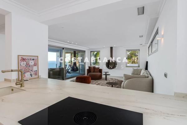 Casa independiente en avenida Principal de la Sierra