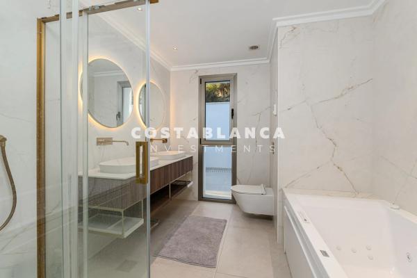 Casa independiente en avenida Principal de la Sierra