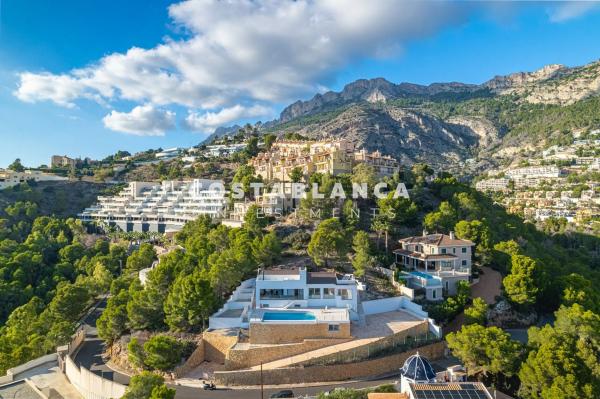 Casa independiente en avenida Principal de la Sierra