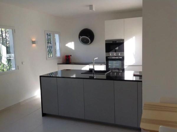 Casa independiente en avenida Principal