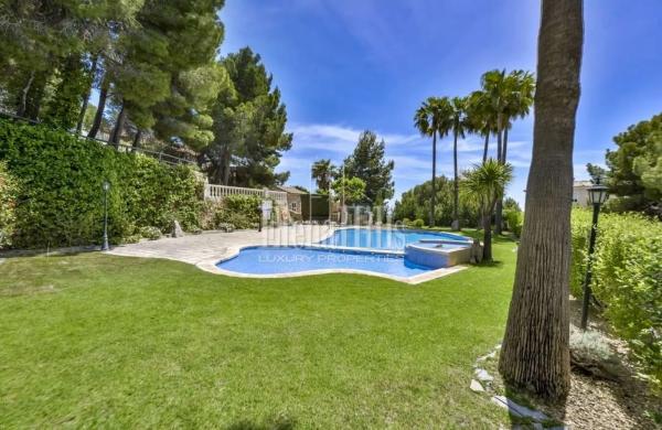 Chalet pareado en calle Copenhague, 1