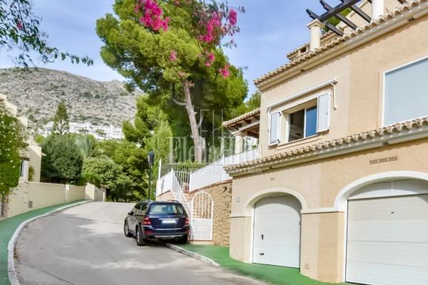 Chalet pareado en calle Copenhague, 1