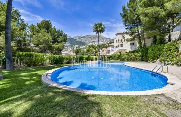 Chalet pareado en calle Copenhague, 1