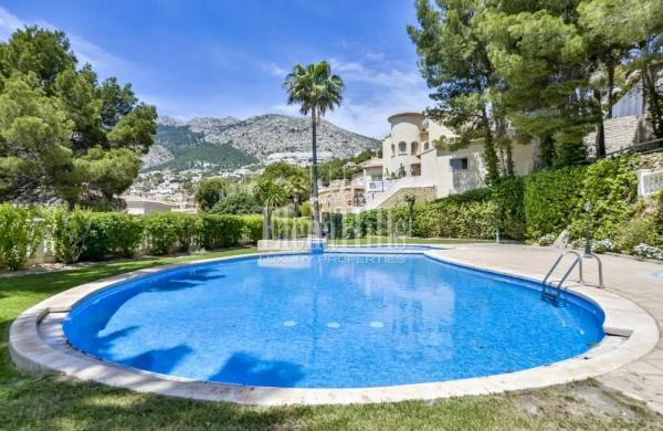 Chalet pareado en calle Copenhague, 1