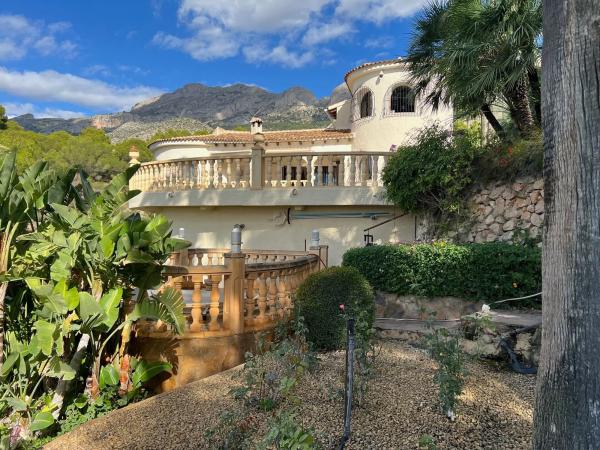 Casa independiente en calle la Camelia