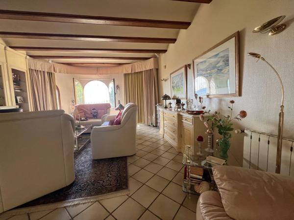 Casa independiente en calle la Camelia