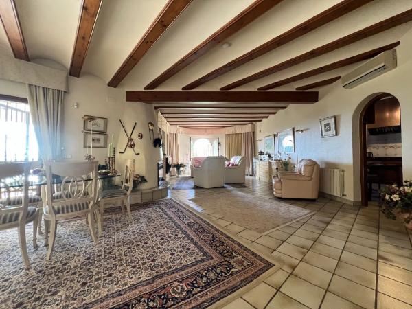 Casa independiente en calle la Camelia