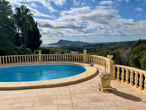 Casa independiente en calle la Camelia