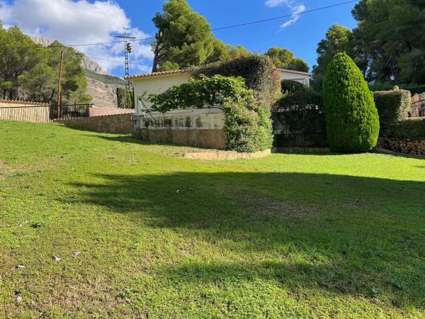 Casa independiente en calle la Camelia