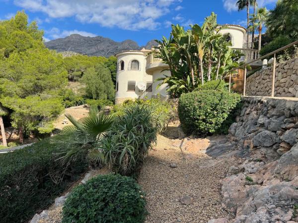 Casa independiente en calle la Camelia