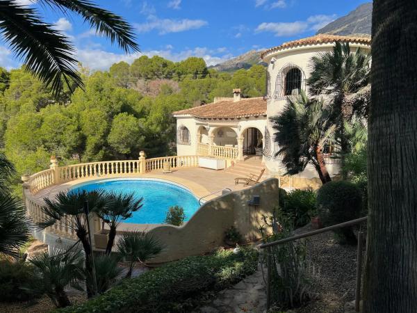 Casa independiente en calle la Camelia