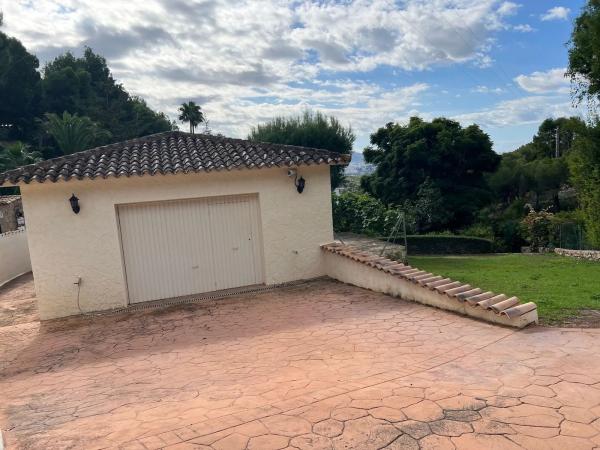 Casa independiente en calle la Camelia