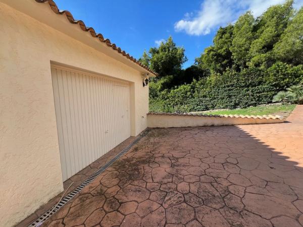 Casa independiente en calle la Camelia