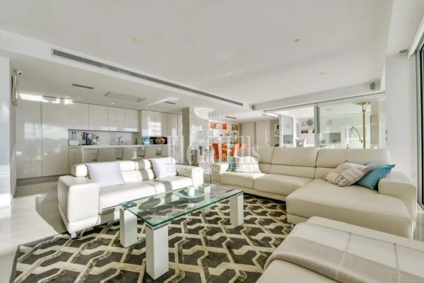 Casa independiente en avenida Principal