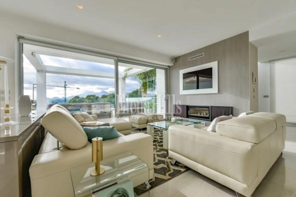 Casa independiente en avenida Principal