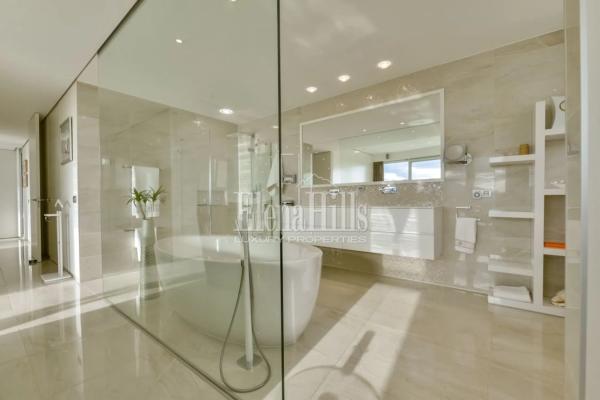 Casa independiente en avenida Principal