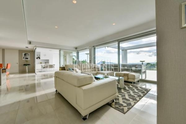 Casa independiente en avenida Principal