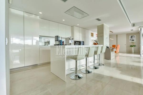 Casa independiente en avenida Principal