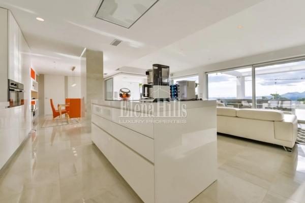 Casa independiente en avenida Principal