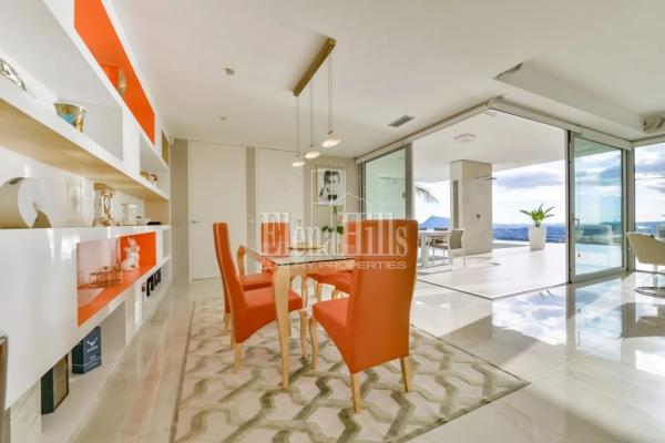 Casa independiente en avenida Principal