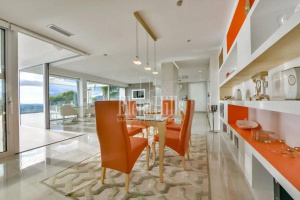 Casa independiente en avenida Principal