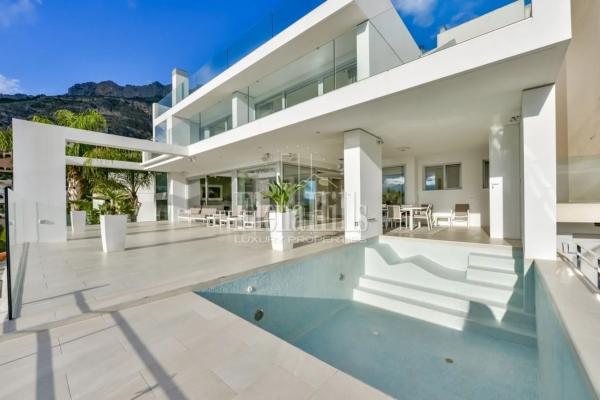 Casa independiente en avenida Principal