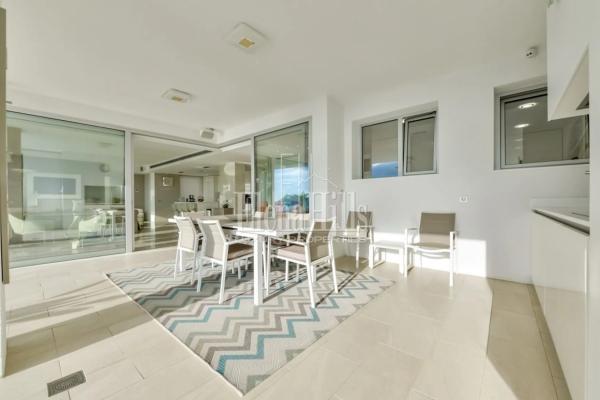 Casa independiente en avenida Principal