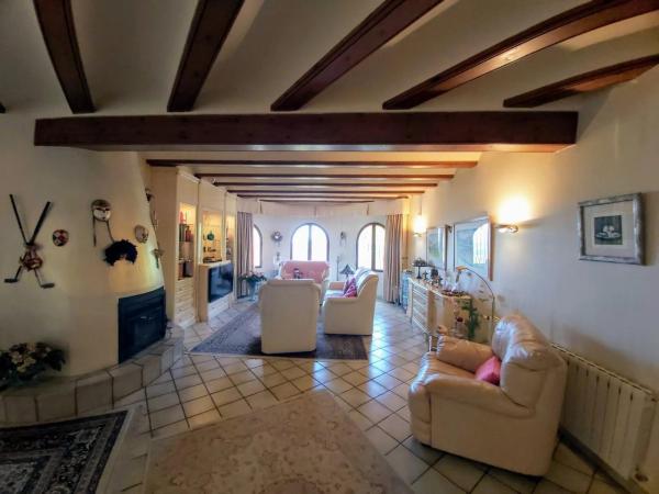 Casa independiente en calle la Rosella