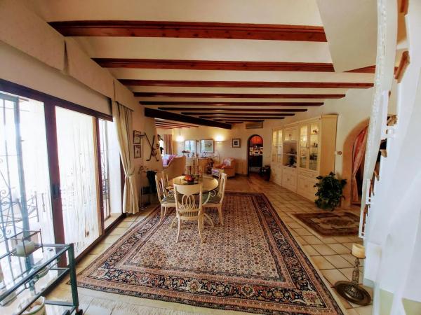 Casa independiente en calle la Rosella