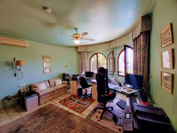 Casa independiente en calle la Rosella