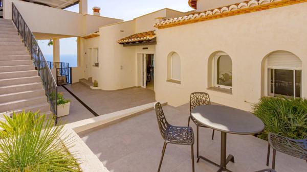 Casa independiente en avenida Europa