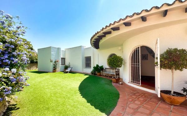 Casa independiente en avenida Principal