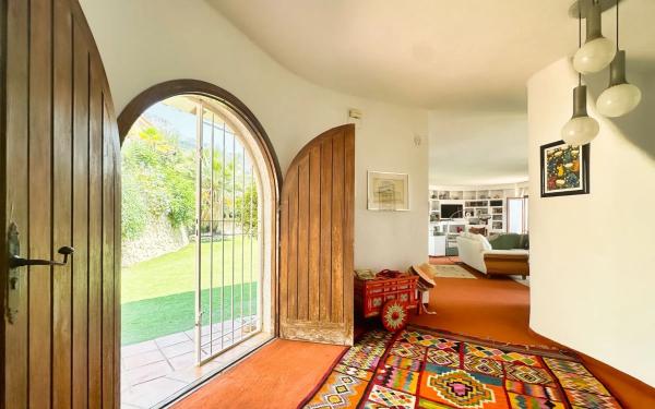 Casa independiente en avenida Principal