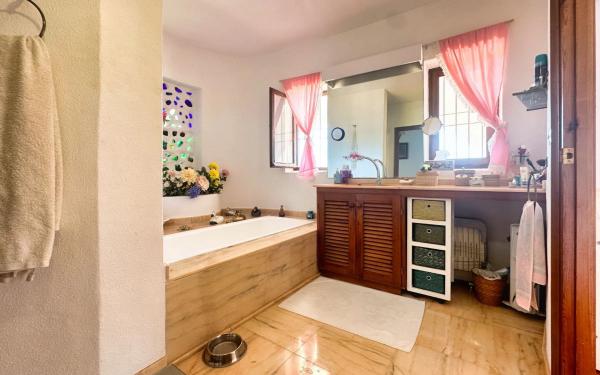 Casa independiente en avenida Principal