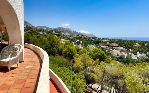 Casa independiente en avenida Principal