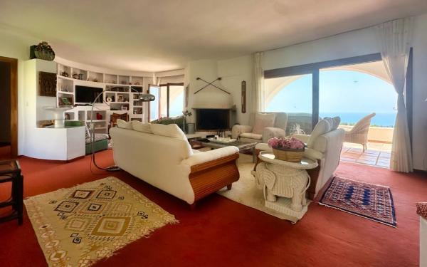 Casa independiente en avenida Principal