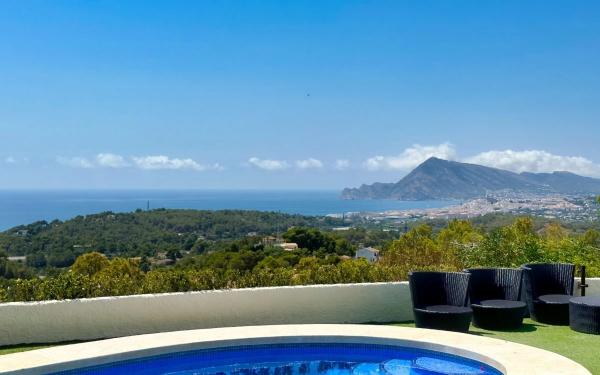 Casa independiente en avenida Principal