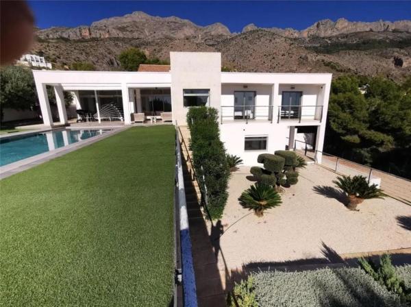 Casa independiente en calle Revoltes s/n