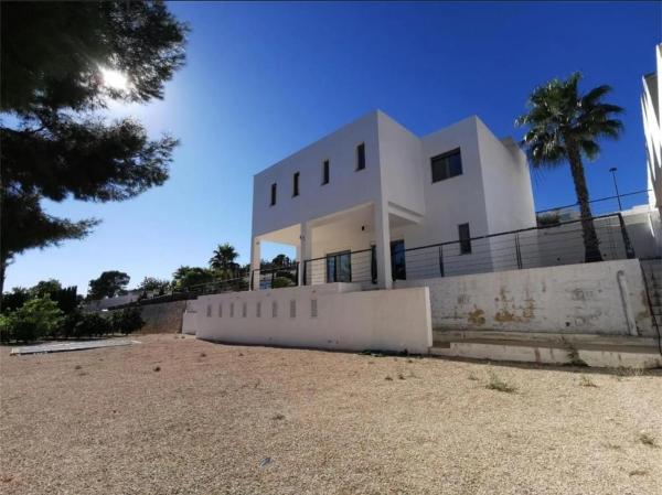 Casa independiente en calle Revoltes s/n