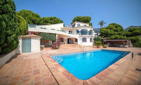 Casa independiente en calle Corbeta