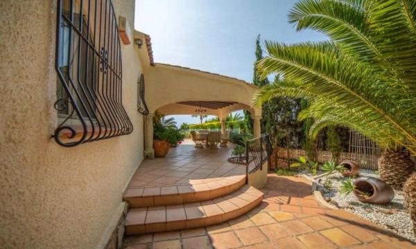 Casa independiente en calle Corbeta