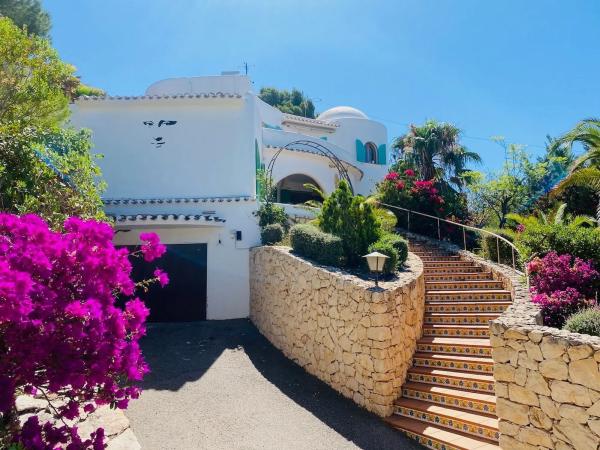 Casa independiente en avenida Bernia