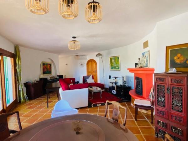 Casa independiente en avenida Bernia