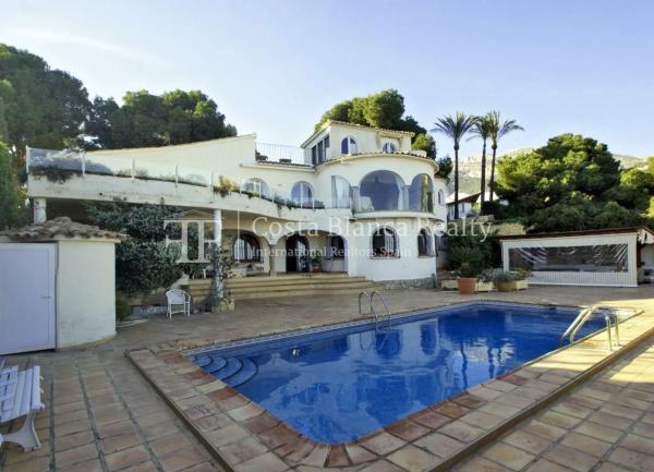 Casa independiente en calle Corbeta