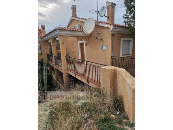 Casa independiente en calle Bélgica, 15