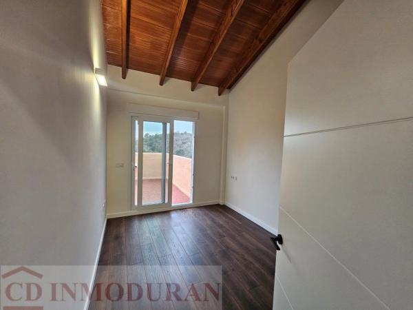 Casa independiente en calle Bélgica, 15